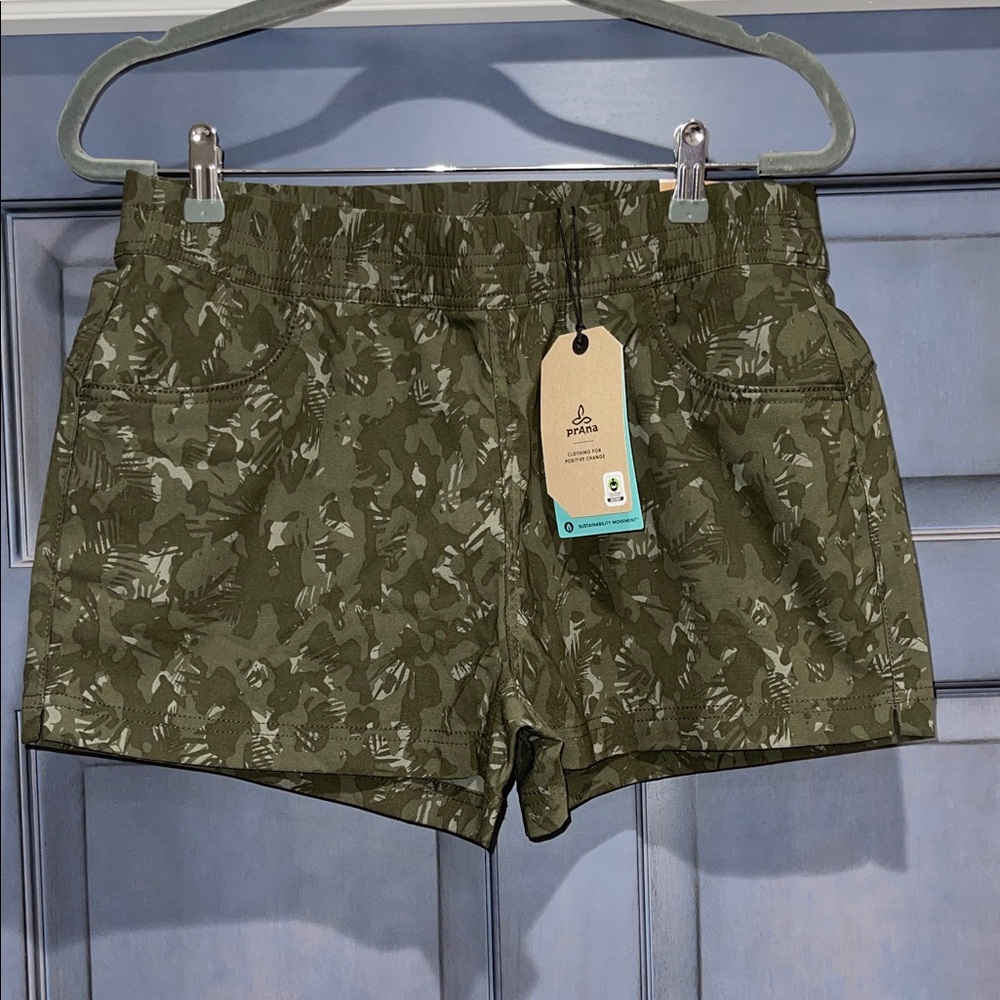 PrAna NWT Halle E-Waist Short II 2.5" Inseam Women's 12 Dark Green Camo Pockets